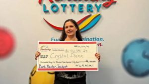 Mulher ganha R$ 800 mil na loteria e doa dinheiro para desconhecidos nos EUA