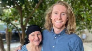 Filho deixa cabelo crescer e faz peruca para mãe com tumor