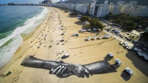 RJ entra para 'maior corrente humano do mundo' com pintura sustentável