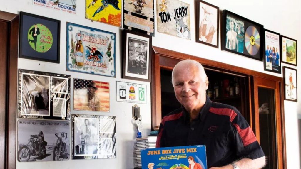 Dia do Rock! Ex-DJ coleciona 20 mil discos de vinil em casa