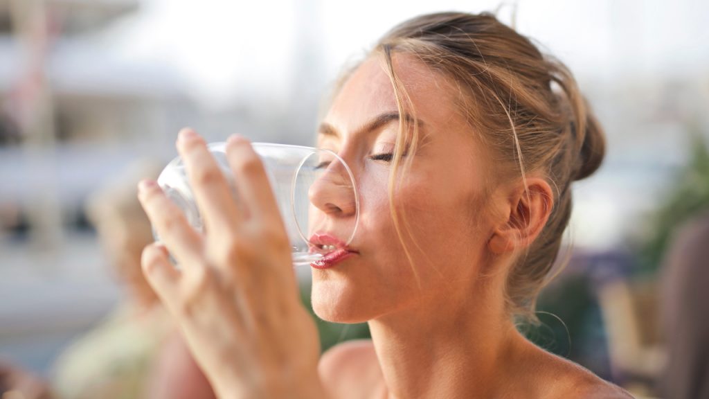 Sensação de beber água com sede é a mesma de prazer durante o sexo