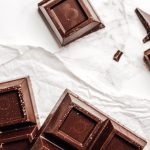 Chocolate reduz a pressão arterial e protege o coração, diz novo estudo