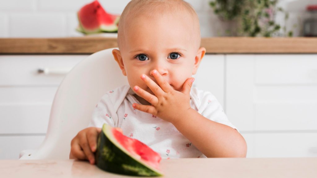 Como introduzir alimentos aos bebês e cuidar para que eles tenham gostos saudáveis?