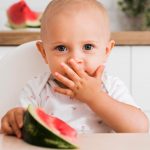 Como introduzir alimentos aos bebês e cuidar para que eles tenham gostos saudáveis?