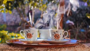Conheça os benefícios do 'chá das cinco', popular tradição no Reino Unido