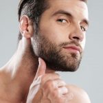 Homens com barba devem usar protetor solar em cima dos pelos? Médica explica
