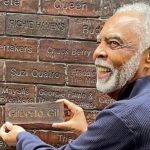 Gilberto Gil tem nome eternizado na parede da fama, em Liverpool