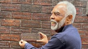 Gilberto Gil tem nome eternizado na parede da fama, em Liverpool