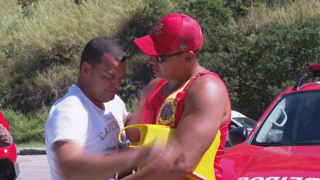 Homem que passou 5 dias isolado em ilha reencontra bombeiro que o salvou