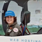 Jovem de 17 anos se torna piloto mais novo a dar volta ao mundo sozinho