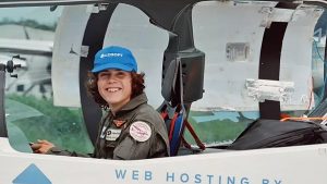 Jovem de 17 anos se torna piloto mais novo a dar volta ao mundo sozinho