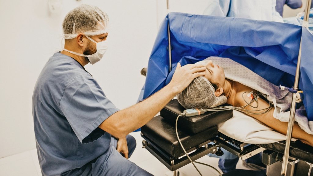 Médico doa um dos rins para seu paciente com doença renal nos EUA