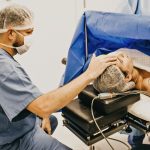 Médico doa um dos rins para seu paciente com doença renal nos EUA