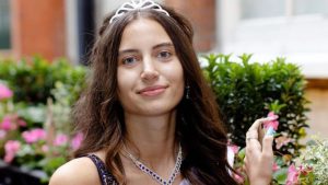 Finalista do Miss Inglaterra é a primeira da história a concorrer sem maquiagem