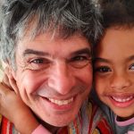Olivier Anquier lê conto em francês para filha Olivia: "Uma princesa"