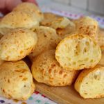 Pão de queijo mais fácil do MUNDO: receita leva apenas 3 ingredientes!