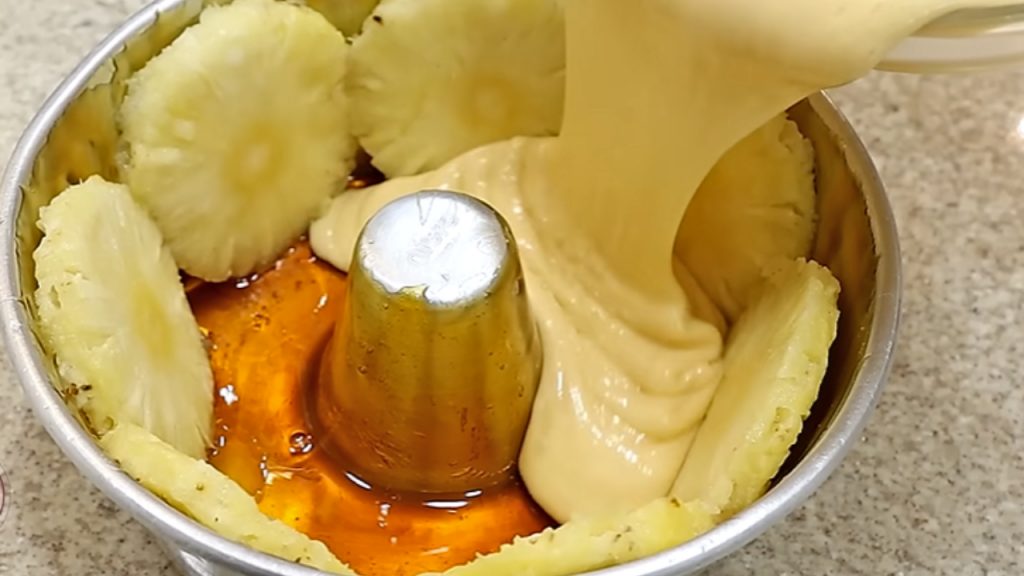 Receita simples de bolo de abacaxi feito com a fruta para adoçar seu dia!