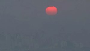 São Paulo amanhece com cheiro de queimado e névoa
