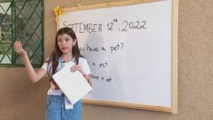 No interior de SP, menina de 11 anos dá aulas de inglês gratuitas para crianças carentes
