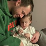 "De olho nos olhinhos": filha de Tiago Leifert completa 1 ano de tratamento contra o câncer