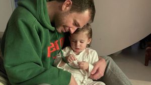 "De olho nos olhinhos": filha de Tiago Leifert completa 1 ano de tratamento contra o câncer