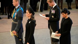 Kate Middleton e Meghan Markle homenageiam Elizabeth II com joias especiais