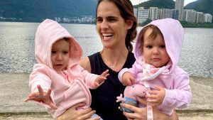 Filhas gêmeas de Marcella Fogaça conhecem casa onde a mãe cresceu