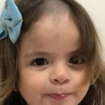 Menina de 2 anos raspa cabelo escondida dos pais e diverte: "Calva de cria"