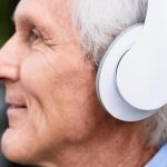 Música é aliada para pacientes em estágio avançado de demência