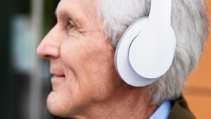 Música é aliada para pacientes em estágio avançado de demência