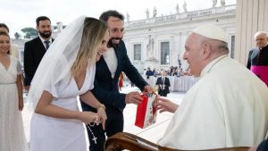 Durante a lua de mel, brasileiros recém-casados recebem bênção de Papa Francisco