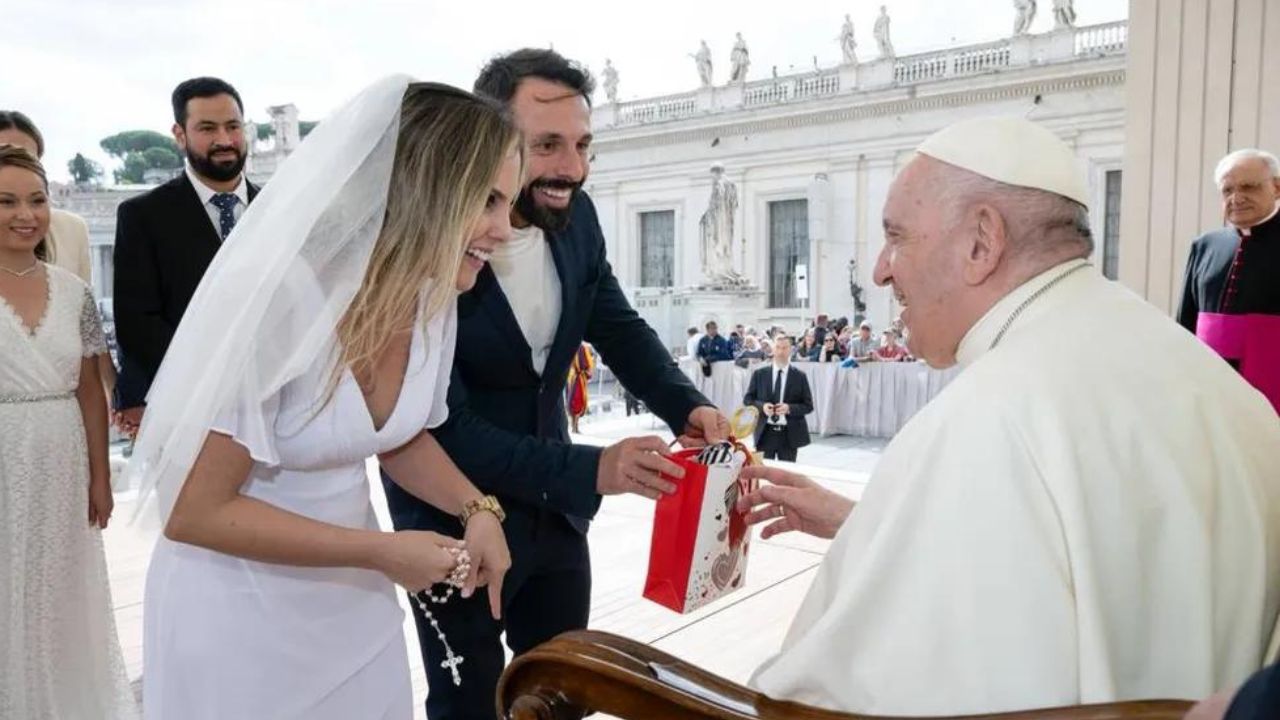 Casal em lua de mel consegue concorrida audiência com Papa na