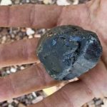 Caçador de pedras preciosas encontra safira raríssima de 834 quilates na Austrália