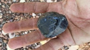 Caçador de pedras preciosas encontra safira raríssima de 834 quilates na Austrália