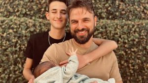 Cássio Reis publica foto rara ao lado dos dois filhos: "Meus bebês"