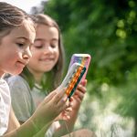 Filhos viciadas em celulares: como evitar dependência em aparelhos eletrônicos?