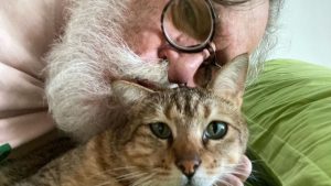 José de Abreu fala sobre a alegria de ter um gato de estimação: "Paixão"