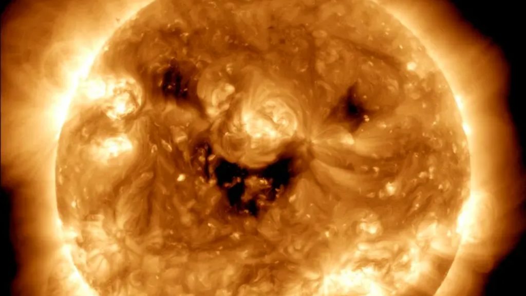 NASA captura imagem de sol "sorrindo": o que são essas manchas?