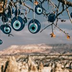 Olho grego: o amuleto que nos protege há 5 mil anos contra o mau-olhado