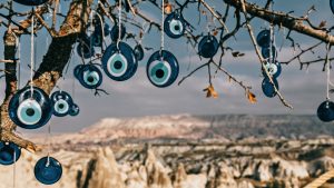 Olho grego: o amuleto que nos protege há 5 mil anos contra o mau-olhado