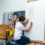 Menino de 10 anos pinta quadros e vende suas obras para ajudar instituições filantrópicas