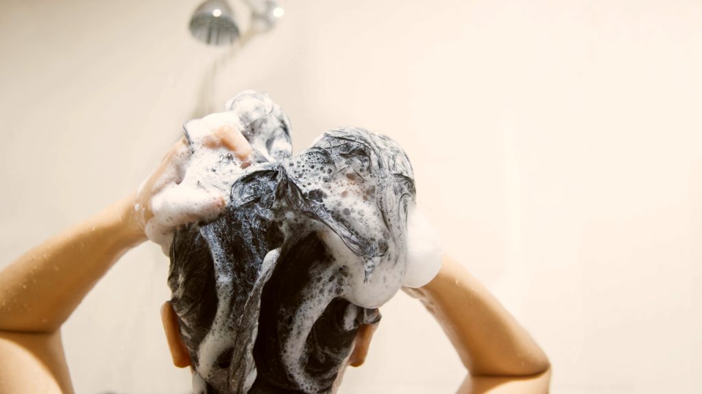 Shampoo sem sulfato é opção sustentável para manter fios saudáveis