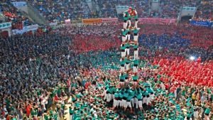 Torre humana de 13 metros ganha competição tradicional na Espanha