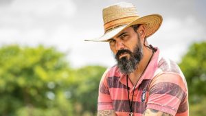 Juliano Cazarré é indicado a prêmio por personagem Alcides, de 'Pantanal'