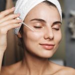 Skincare relaxante: aprenda a fazer massagem facial com efeito lifting