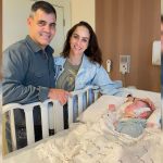 Filha de Juliano Cazarré completa 6 meses e passa por 5ª cirurgia