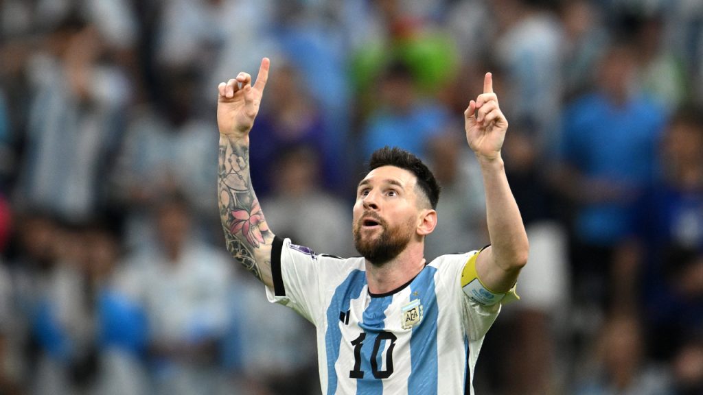 Por que Messi aponta para cima ao marcar um gol? Resposta irá te emocionar