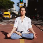 Yoga detox: 4 posturas para recarregar as energias em 2023