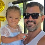 4ª filha de Juliano Cazarré completa 2 anos e pai se declara: "Que Deus abençoe"