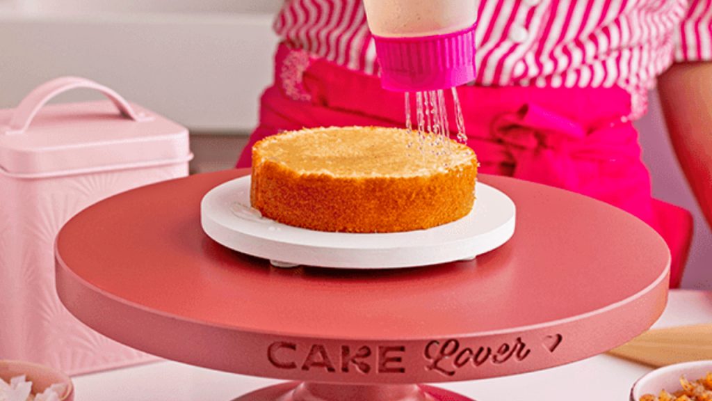 Como molhar a massa do bolo? Confeiteira ensina receita de calda fácil